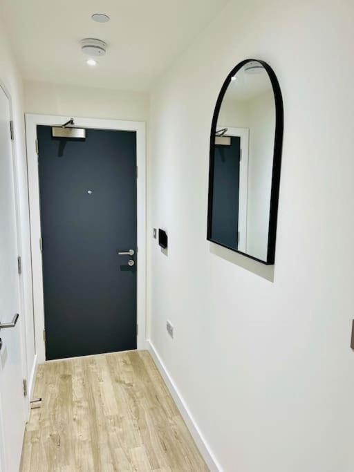 Modern One Bedroom Apartment Near Old Trafford Stadium แมนเชสเตอร์ ภายนอก รูปภาพ