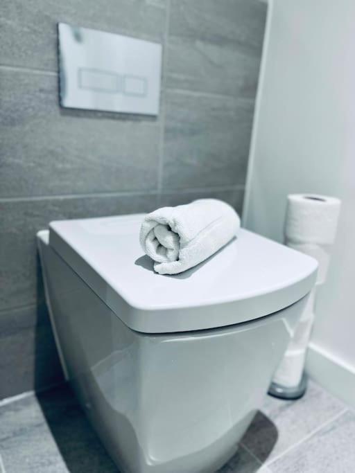 Modern One Bedroom Apartment Near Old Trafford Stadium แมนเชสเตอร์ ภายนอก รูปภาพ