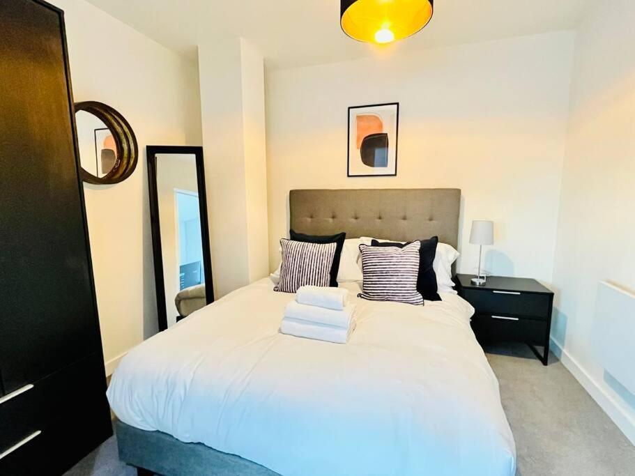 Modern One Bedroom Apartment Near Old Trafford Stadium แมนเชสเตอร์ ภายนอก รูปภาพ