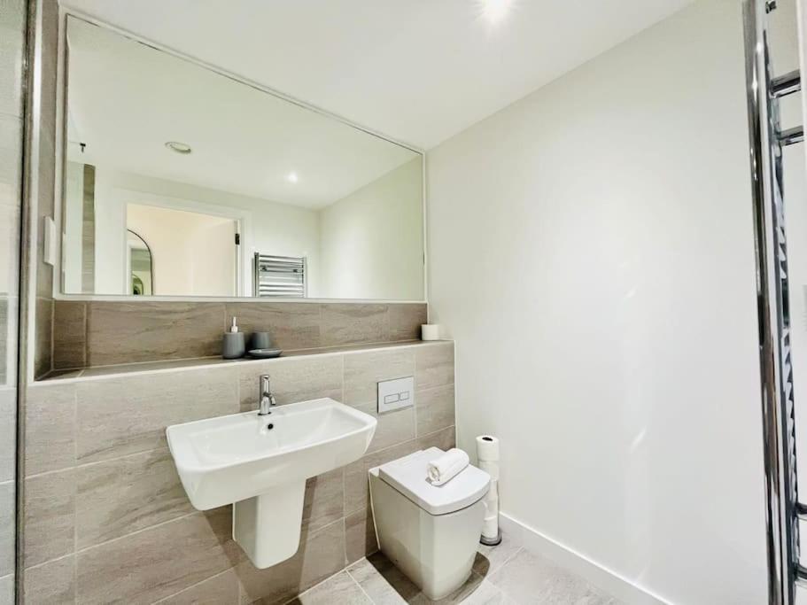 Modern One Bedroom Apartment Near Old Trafford Stadium แมนเชสเตอร์ ภายนอก รูปภาพ
