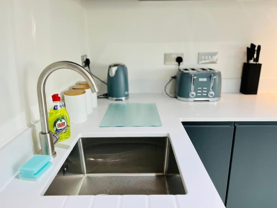 Modern One Bedroom Apartment Near Old Trafford Stadium แมนเชสเตอร์ ภายนอก รูปภาพ