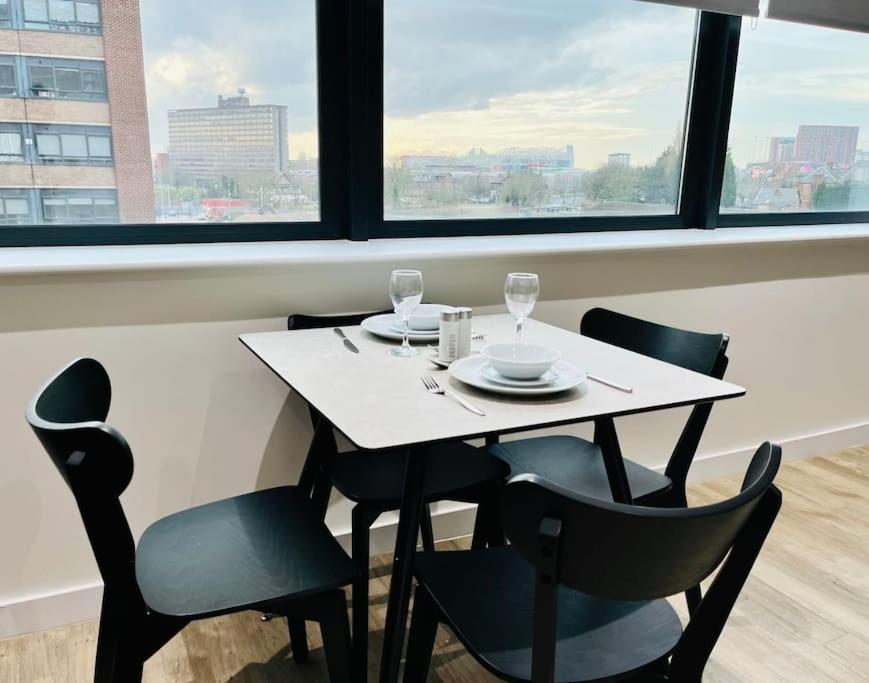 Modern One Bedroom Apartment Near Old Trafford Stadium แมนเชสเตอร์ ภายนอก รูปภาพ